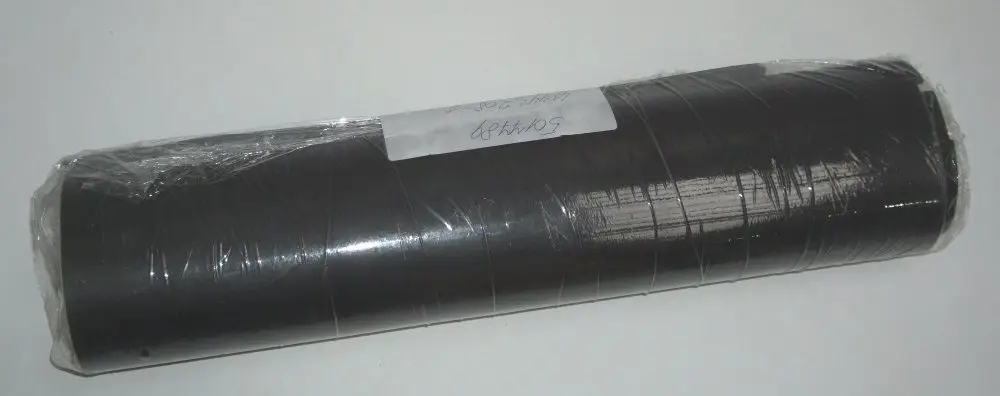 Verpackter schwarzer Rollenartikel, möglicherweise zur Geräuschisolation, mit einem Etikett für Daikin-Produkte. Klarer und geschützter Zustand des Materials sichtbar.